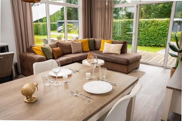 Eetkamer - Huisdiervriendelijke boslodge met omheinde tuin in Rijssen (3)