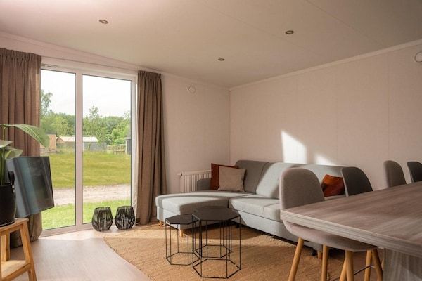 Woonkamer - Moderne cottage met houten jacuzzi in Rijssen (2)