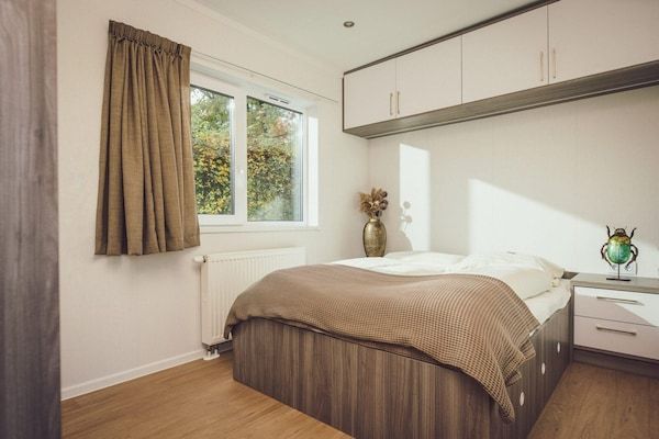 Slaapkamer - Moderne cottage met houten jacuzzi in Rijssen (3)