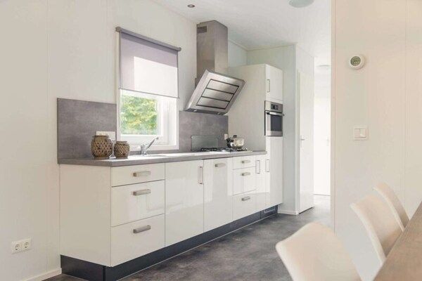 Keuken - Luxe boslodge met privésauna in Rijssen (5)