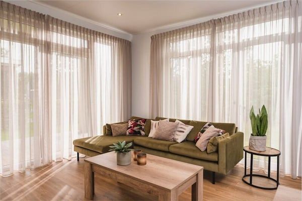 Woonkamer - Luxe boslodge met privésauna in Rijssen (2)