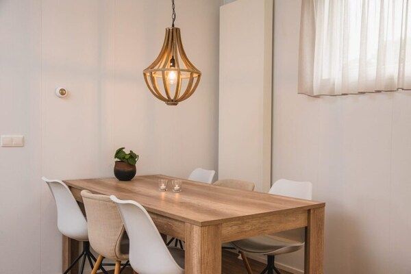 Eetkamer - Luxe boslodge met privésauna in Rijssen (4)