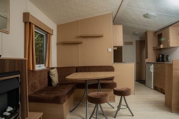 Woonkamer - Gezellig chalet met eigen tuin voor 4 personen in Zuna (2)