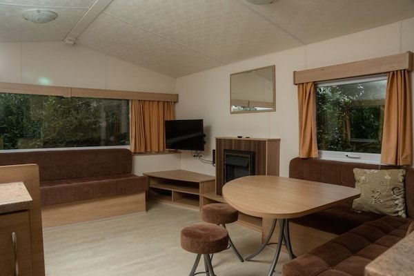 Woonkamer - Gezellig chalet met eigen tuin voor 4 personen in Zuna (4)