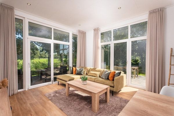 Woonkamer - Prachtige blokhut aan de rivier met bubbelbad in Zuna (1)