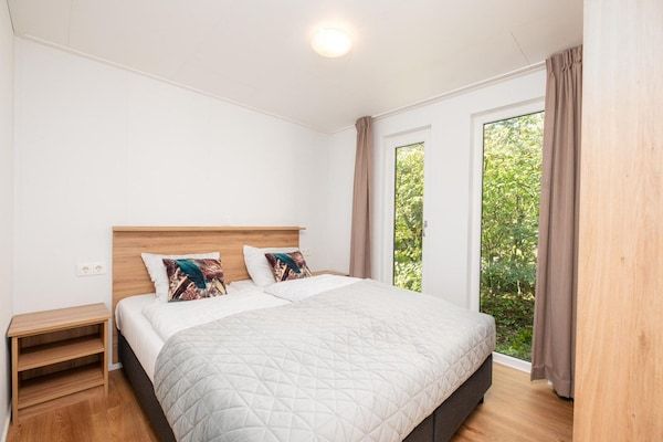 Slaapkamer - Prachtige blokhut aan de rivier met bubbelbad in Zuna (2)