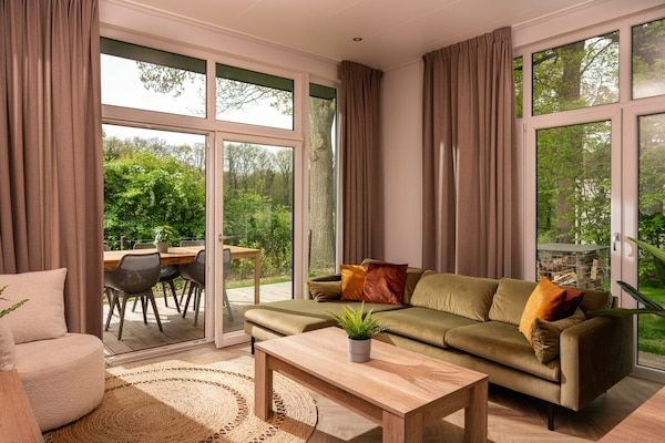 Woonkamer - Luxe lodge met bubbelbad en sauna voor 5 personen in Zuna (2)