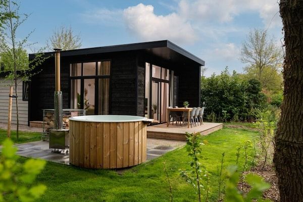 Buitenkant - Luxe lodge met bubbelbad en sauna voor 5 personen in Zuna (1)