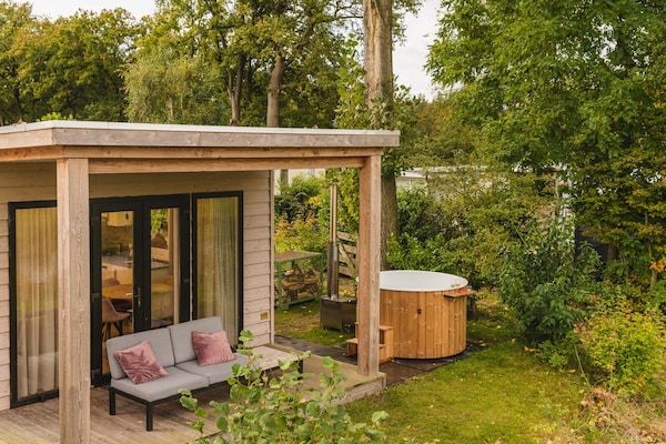 Buitenkant - Schilderachtige lodge aan de rivier met bubbelbad in Zuna (1)