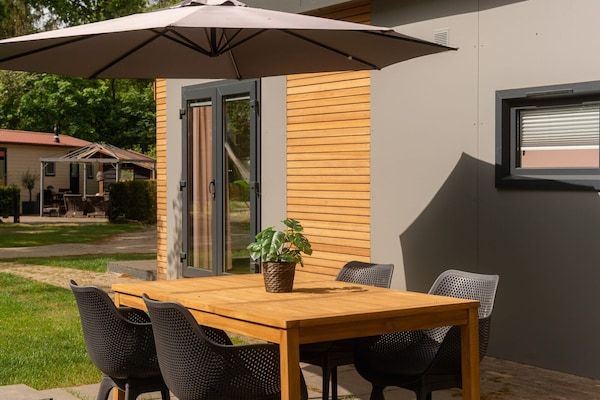 Terras - Stijlvolle blokhut met privétuin voor 4 in Zuna (5)