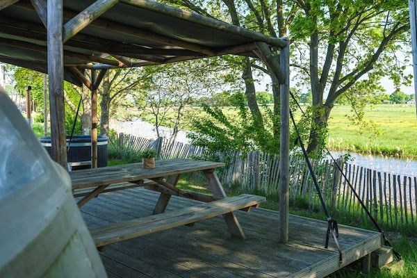 Terras - Uniek verblijf in de rivierkoepel met bubbelbad in Zuna (5)