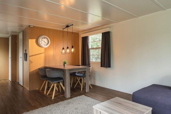 Eetkamer - Bungalow met uitzicht op de rivier in Zuna (5)