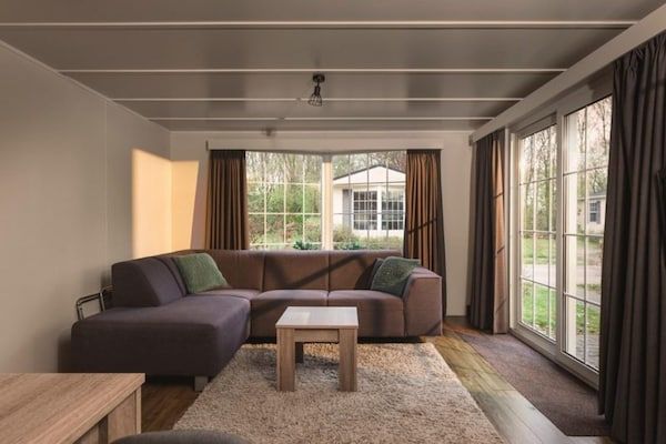 Woonkamer - Bungalow met uitzicht op de rivier in Zuna (4)