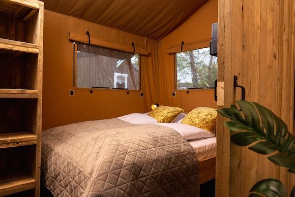 Slaapkamer - Unieke tentaccommodatie met eigen buitenbar in Zuna (3)