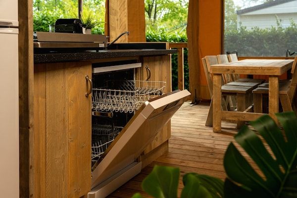 Keuken - Unieke tentaccommodatie met eigen buitenbar in Zuna (5)