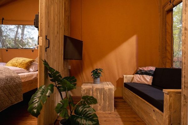 Woonkamer - Unieke tentaccommodatie met eigen buitenbar in Zuna (2)