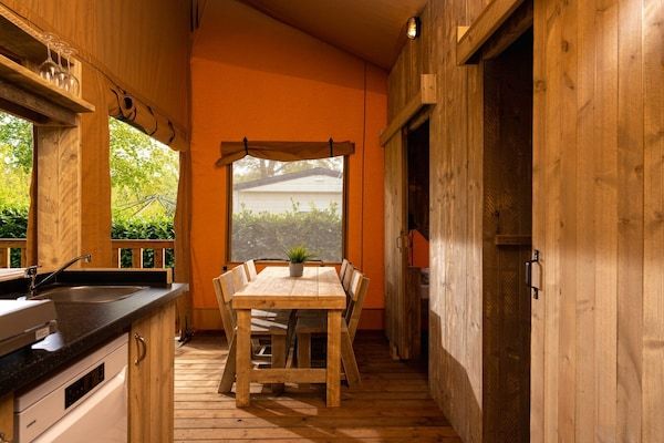 Eetkamer - Unieke tentaccommodatie met eigen buitenbar in Zuna (4)