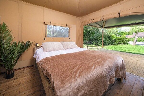 Slaapkamer - Sfeervolle safaritent voor gezinsglamping in Zuna (2)