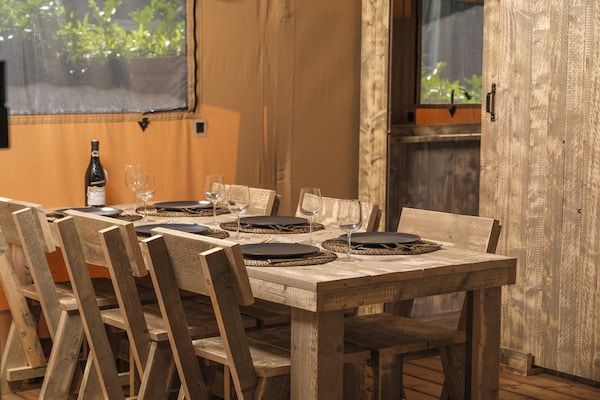 Eetkamer - Sfeervolle safaritent voor gezinsglamping in Zuna (3)
