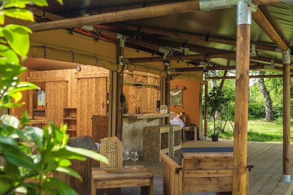 Terras - Sfeervolle safaritent voor gezinsglamping in Zuna (4)