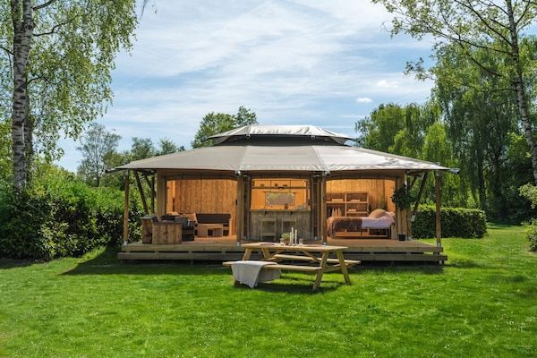Buitenkant - Sfeervolle safaritent voor gezinsglamping in Zuna (1)