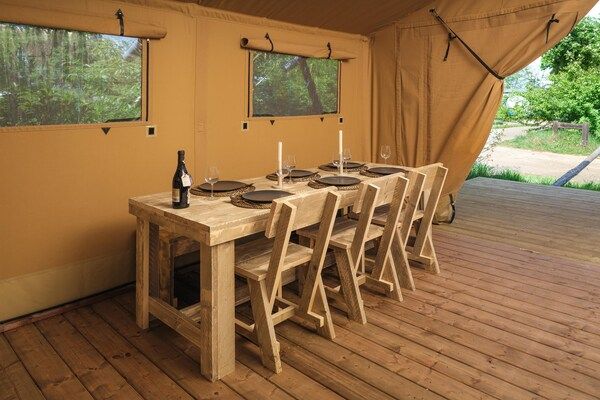 Eetkamer - Luxe safaritent met extra groot terras in Zuna (4)