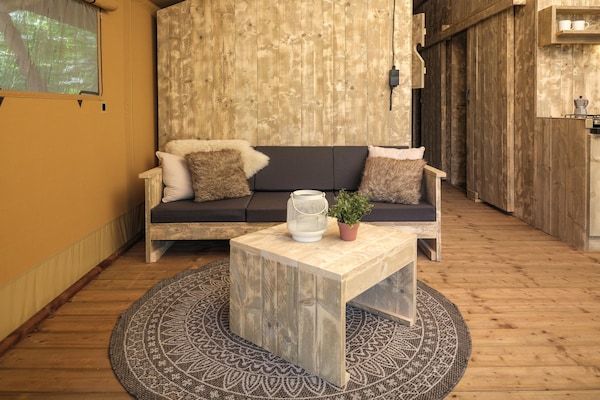Woonkamer - Luxe safaritent met extra groot terras in Zuna (2)