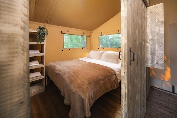 Slaapkamer - Luxe safaritent met extra groot terras in Zuna (3)