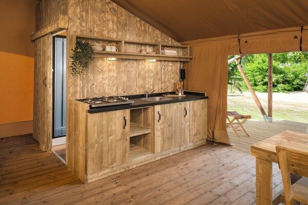 Keuken - Luxe safaritent met extra groot terras in Zuna (5)