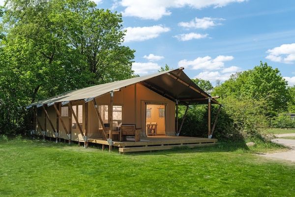 Buitenkant - Luxe safaritent met extra groot terras in Zuna (1)