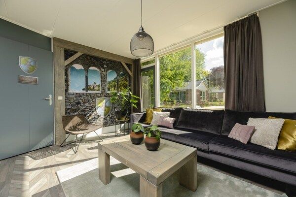 Woonkamer - Bungalow met kinderdagverblijf en speeltuin in Zuna (3)