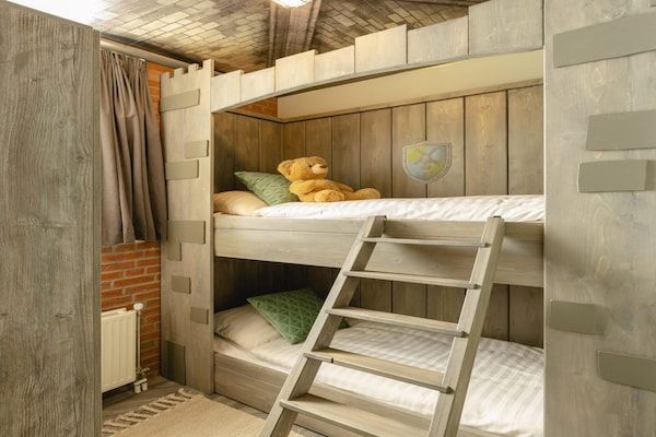 Slaapkamer - Bungalow met kinderdagverblijf en speeltuin in Zuna (2)
