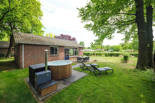 Buitenkant - Kinderbungalow vlakbij de kinderboerderij in Zuna (1)