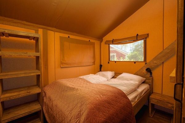 Slaapkamer - Ruime luxe safaritent voor 8 personen in Zuna (3)