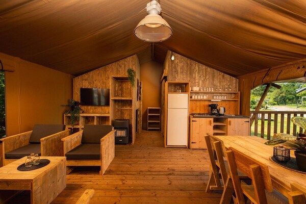 Woonkamer - Ruime luxe safaritent voor 8 personen in Zuna (5)