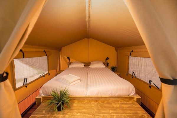 Slaapkamer - Boomhuttent met panoramisch uitzicht in Zuna (3)