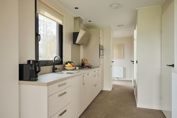 Keuken - Luxe familielodge met bubbelbad in Zuna (3)