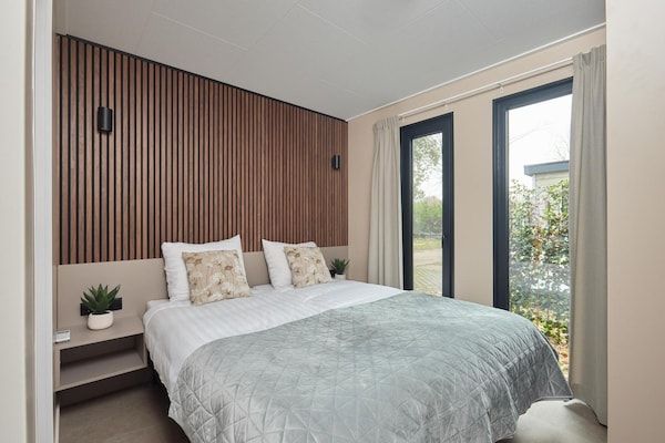 Slaapkamer - Luxe familielodge met bubbelbad in Zuna (2)