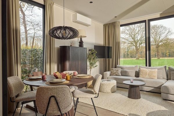 Woonkamer - Luxe familielodge met bubbelbad in Zuna (1)