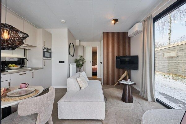 Woonkamer - Luxe wellnesslodge met sauna en jacuzzi voor 2 personen in Zuna (2)