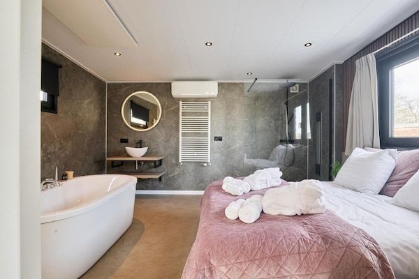 Slaapkamer - Luxe wellnesslodge met sauna en jacuzzi voor 2 personen in Zuna (3)