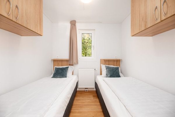 Slaapkamer - Rivierhut met eigen jacuzzi in Zuna (3)