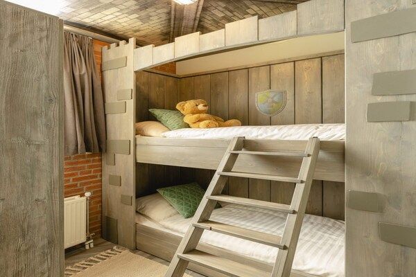 Slaapkamer - Lodge met uitzicht op de weide en een bubbelbad. in Zuna (3)