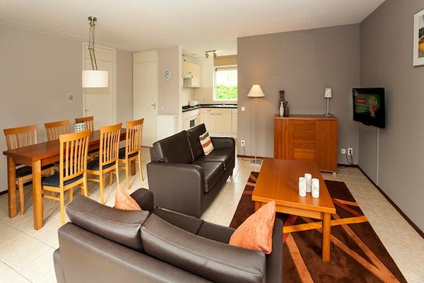 Woonkamer - Charmant boshuisje omgeven door een tuin in Heel (5)