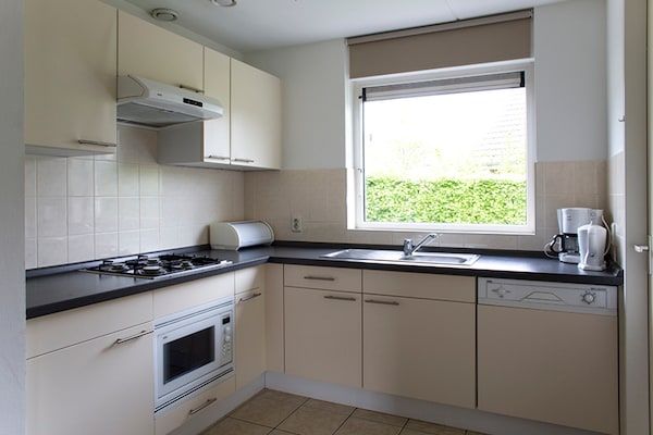 Keuken - Charmant boshuisje omgeven door een tuin in Heel (3)