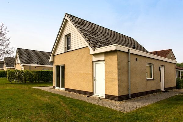 Buitenkant - Charmant boshuisje omgeven door een tuin in Heel (1)