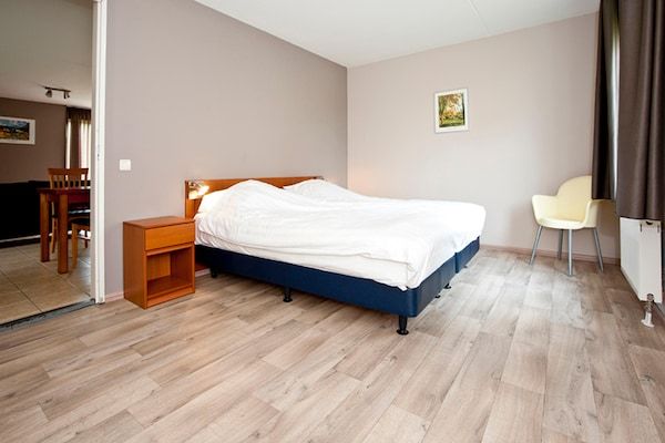 Slaapkamer - Charmant boshuisje omgeven door een tuin in Heel (4)