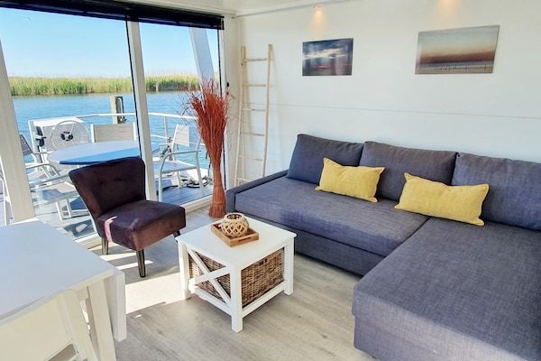 Woonkamer - Drijvende lodge met terras in Lelystad in Lelystad (2)