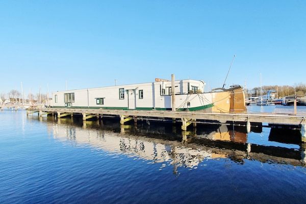 Buitenkant - Historisch verblijf op een woonboot voor 7 in Naarden (1)