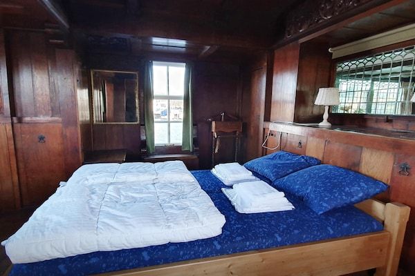 Slaapkamer - Historisch verblijf op een woonboot voor 7 in Naarden (3)